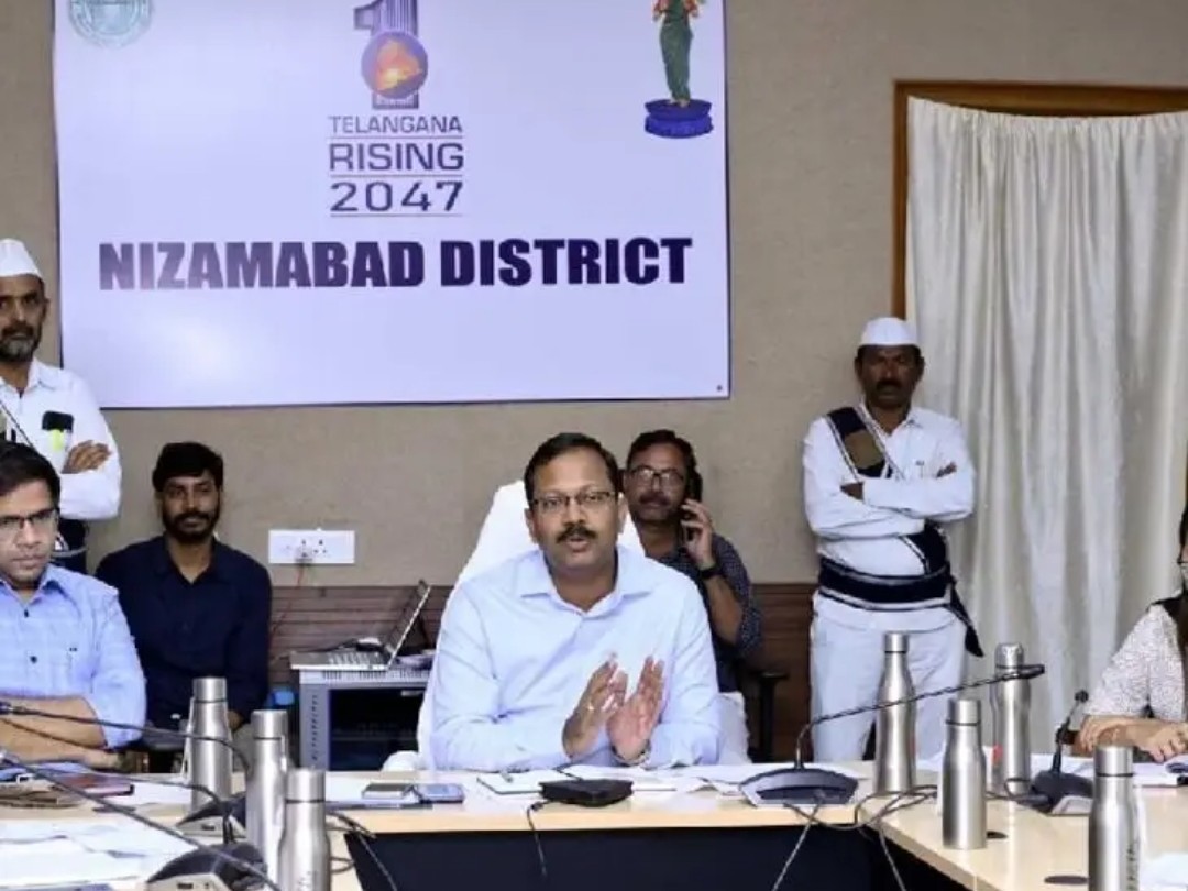 ఇందిరమ్మ ఇళ్ల నిర్మాణాలను వేగవంతం చేయాలి: కలెక్టర్