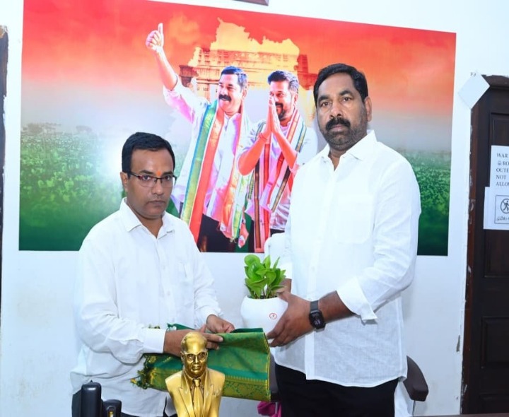 ఎమ్మెల్యేను కలిసిన ఖిలా వరంగల్ నూతన MRO