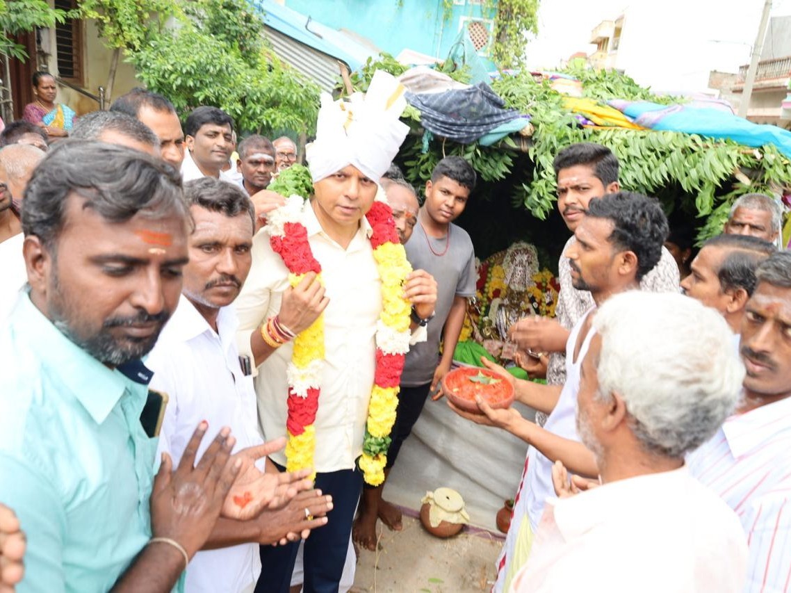 సత్రవాడలో అమ్మవారిని దర్సించుకున్న ఎమ్మెల్యే