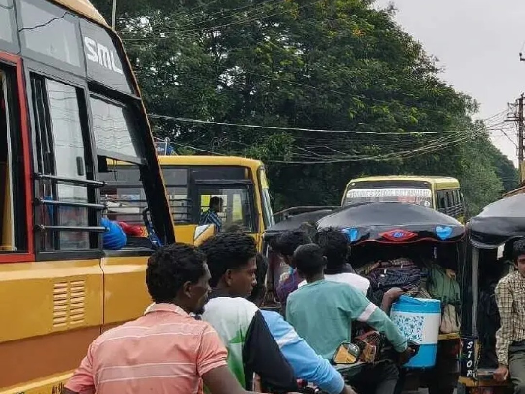 వడ్లమూడి అడ్డరోడ్డులో ట్రాఫిక్‌తో నిత్య నరకం