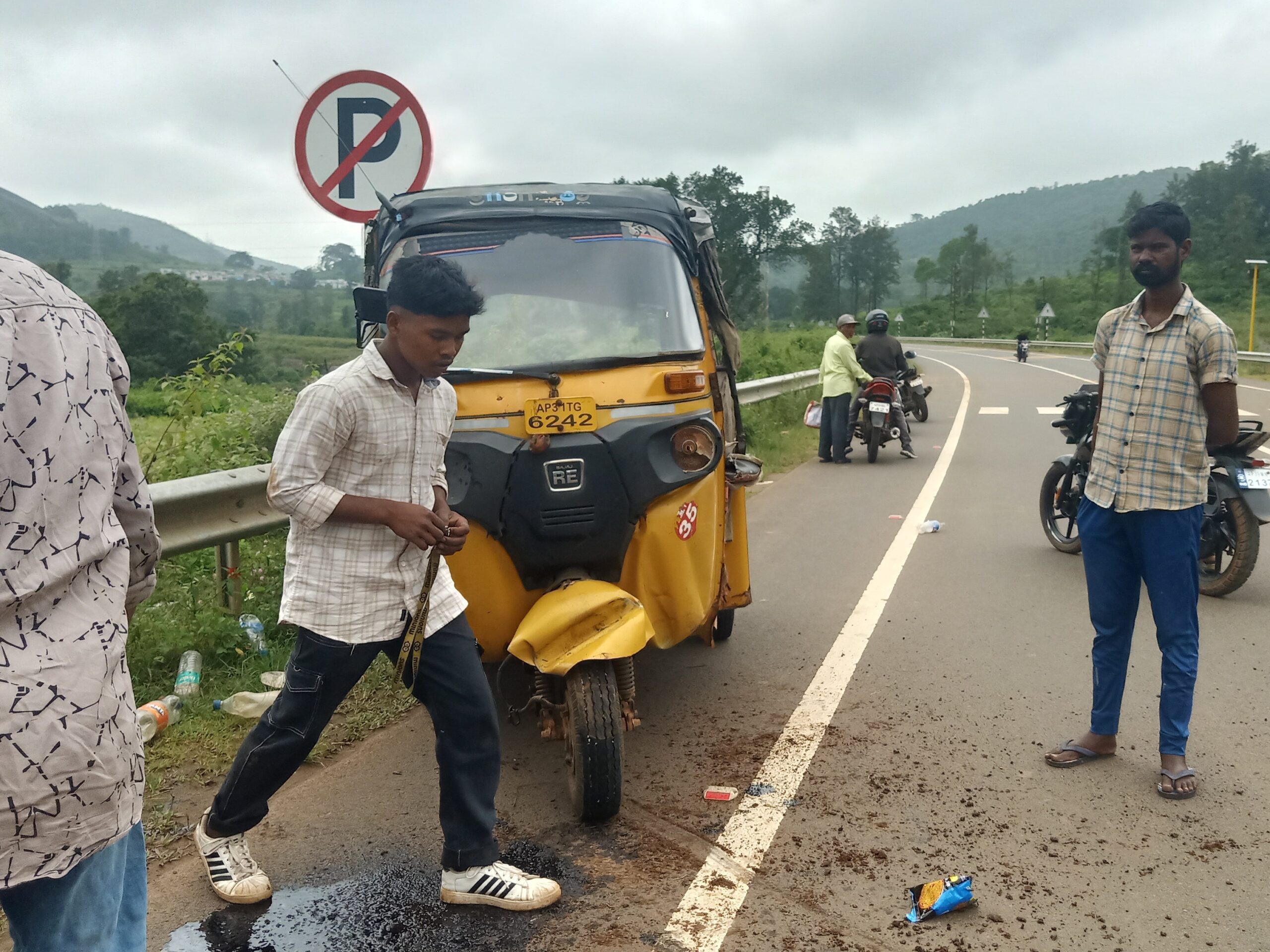 రోడ్డు ప్రమాదం: ముగ్గురికి గాయాలు