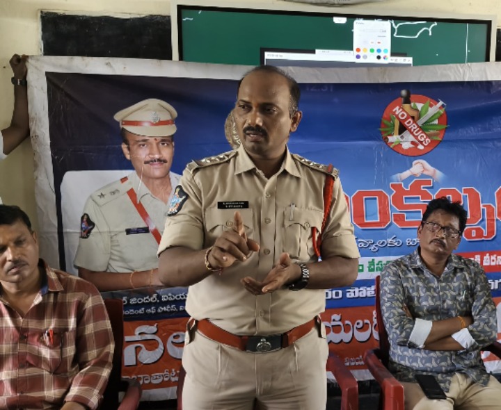 చట్టాలపై అవగాహన: సీఐ