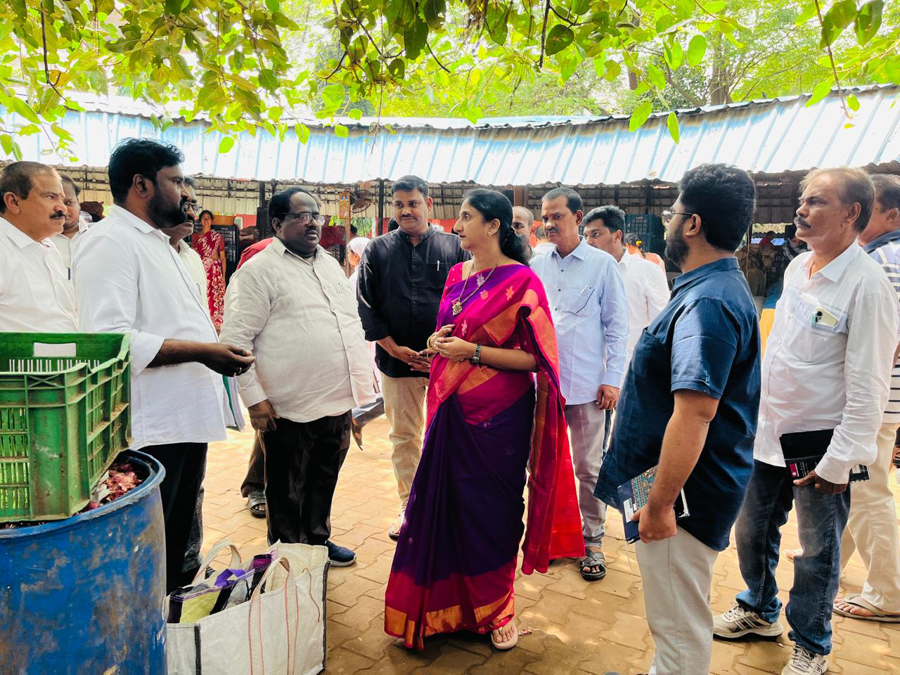 ఎంవీపీ రైతు బ‌జార్ త‌నిఖీ