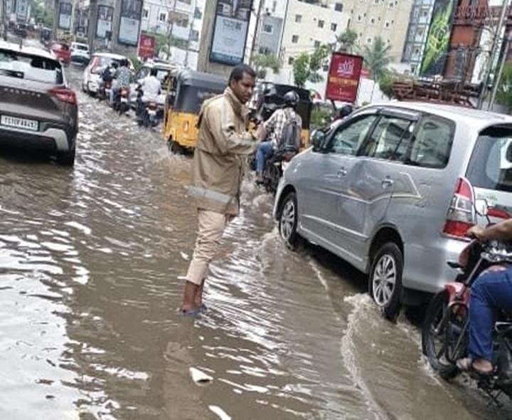 ALERT.. కావూరి హిల్స్ ప్రాంతంలో వాటర్ లాగింగ్