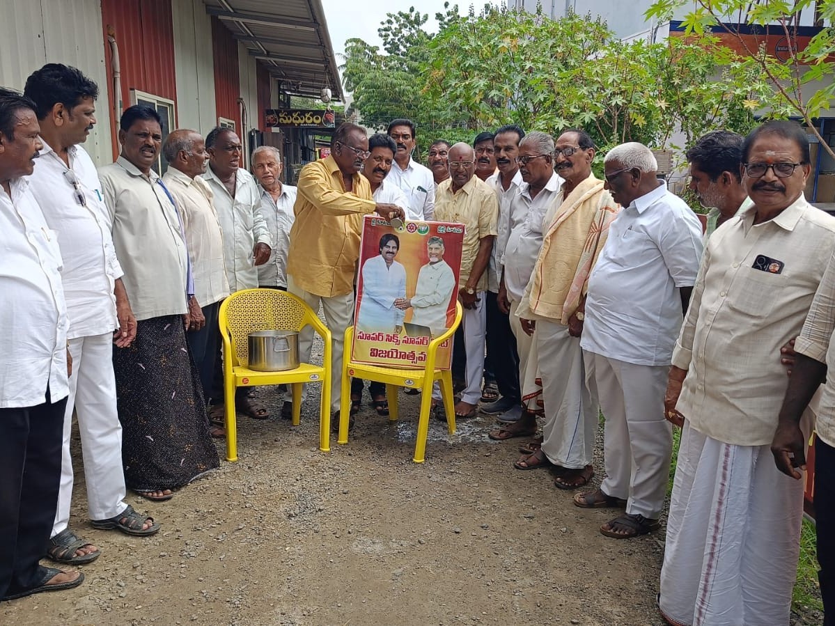 సీఎం, డిప్యూటీ చిత్రపటానికి పాలాభిషేకం