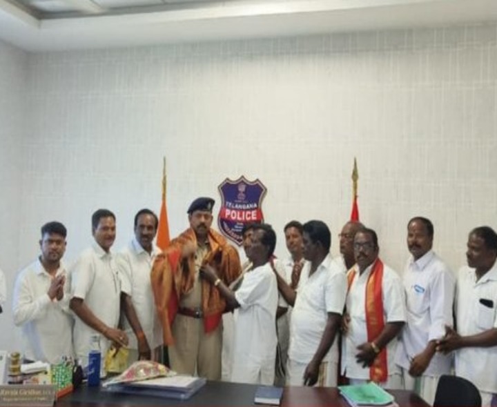 ఎస్పీనీ సన్మానించి నాయిబ్రాహ్మణ సభ్యులు