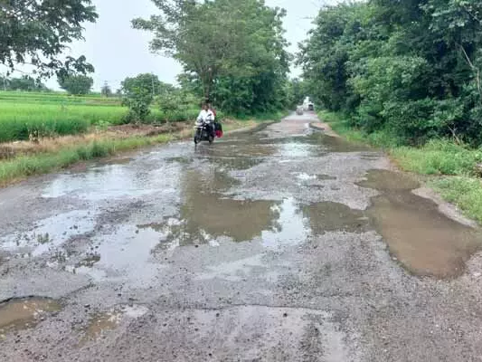 దారుణంగా మారిన రహదారి