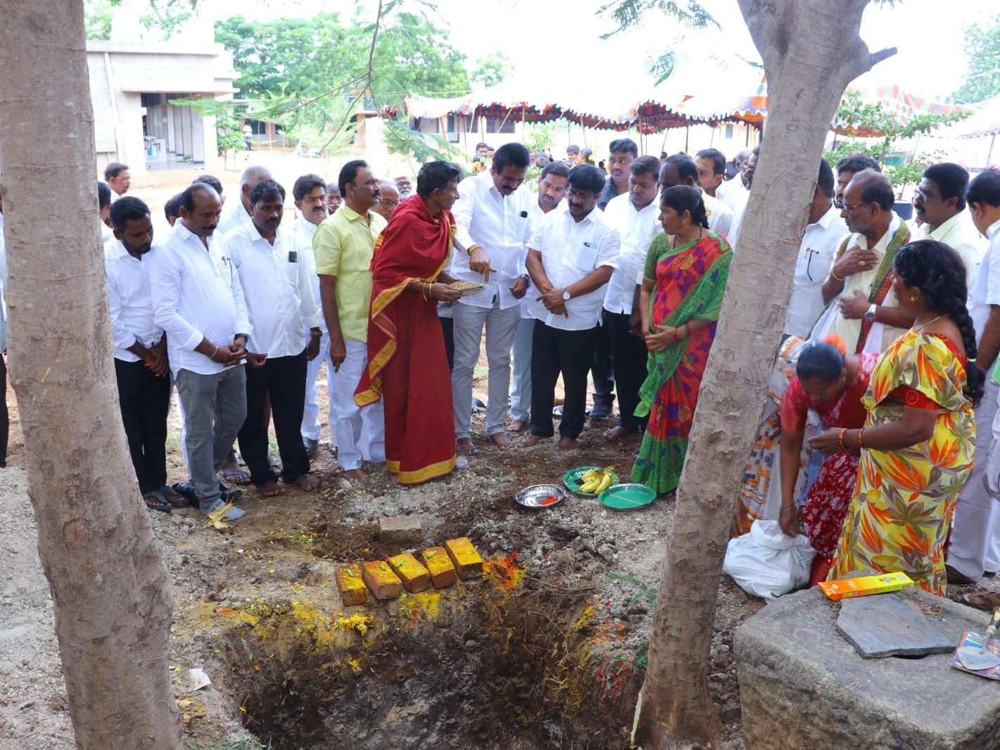 భోజనశాల భవన నిర్మాణానికి శంకుస్థాపన చేసిన ఎమ్మెల్యే