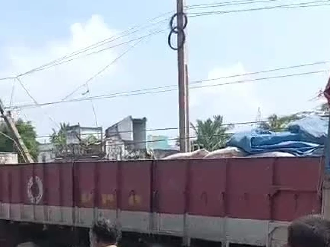 రావివలసలో విద్యుత్ స్తంభాన్ని ఢీకొన్న లారీ