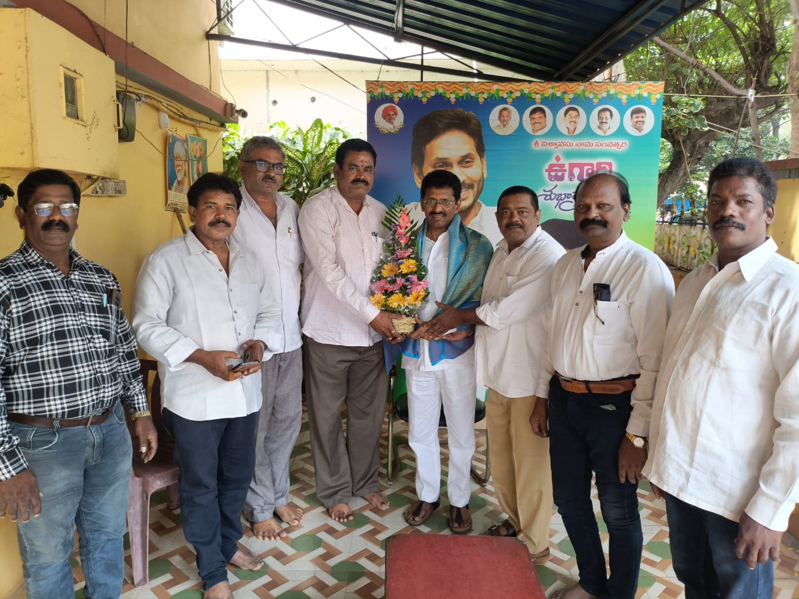 వైసీపీ నేత  తైనాలకు సత్కారం