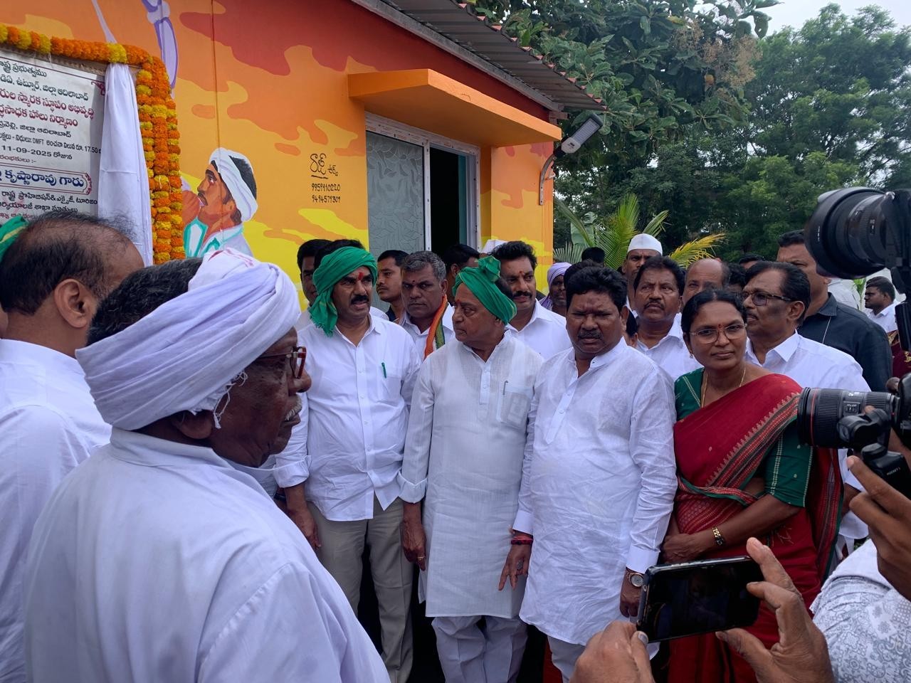 స్మారక భవనాన్ని ప్రారంభించిన మంత్రి