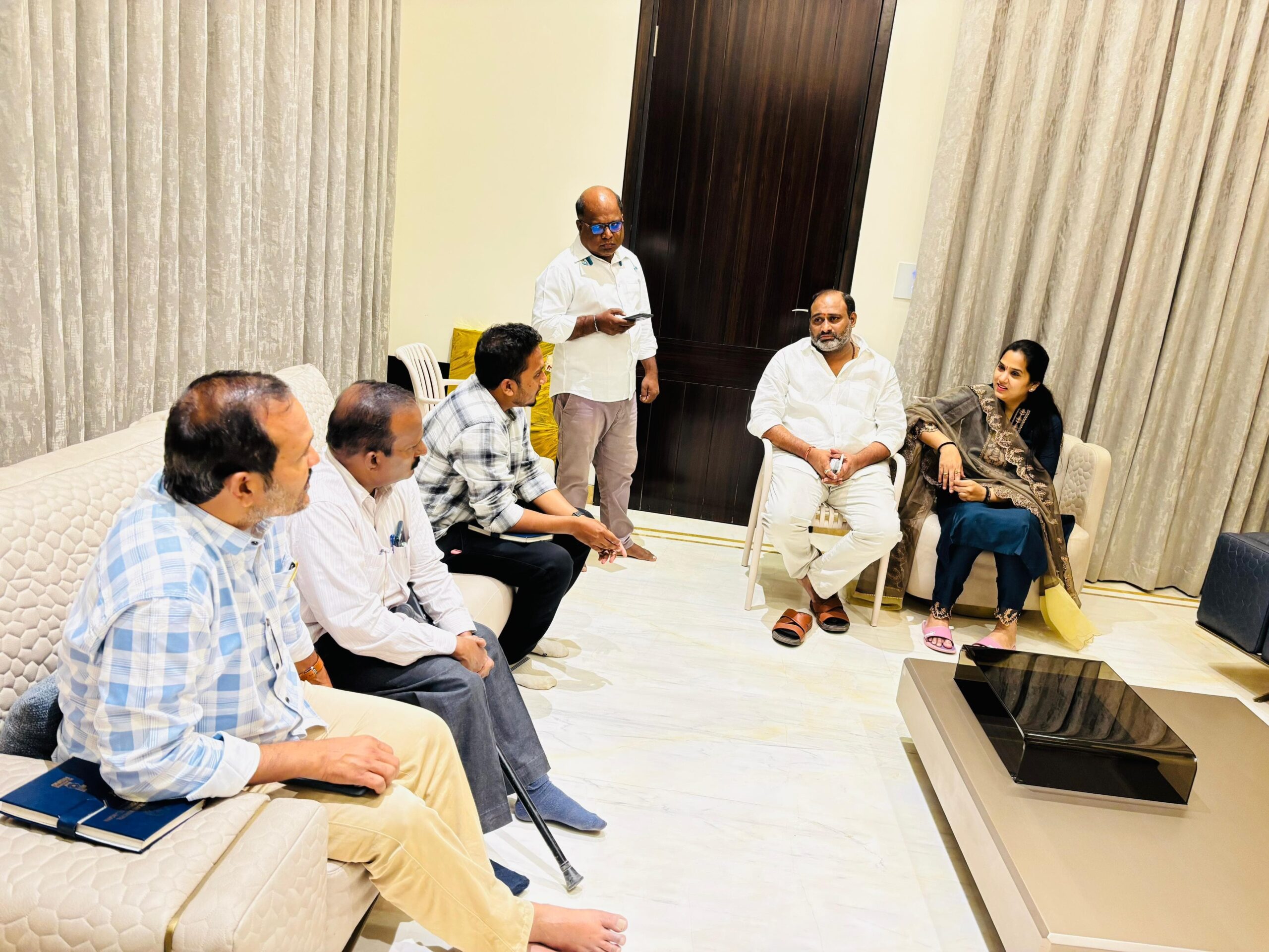 అభివృద్ధిపై సమీక్ష సమావేశం నిర్వహించిన కార్పొరేటర్