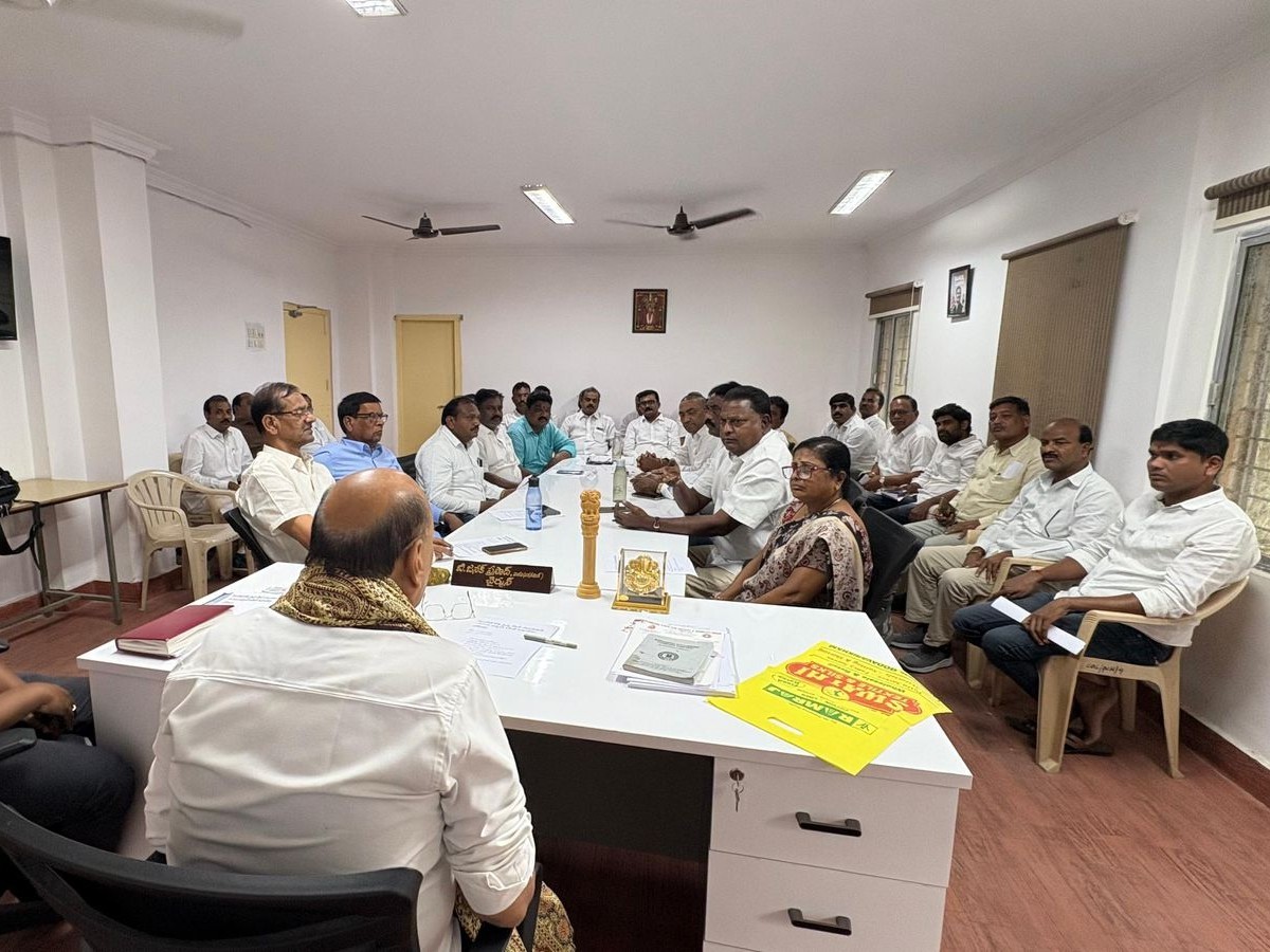 ‘కార్మికుల సమస్యలను ప్రభుత్వం దృష్టికి తీసుకెళ్తాము’
