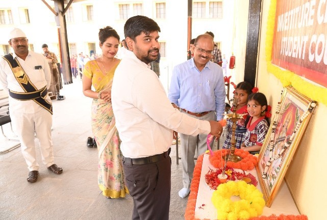 ఇన్వెస్టిచర్ కార్యక్రమం ముఖ్య ఘట్టం: కలెక్టర్