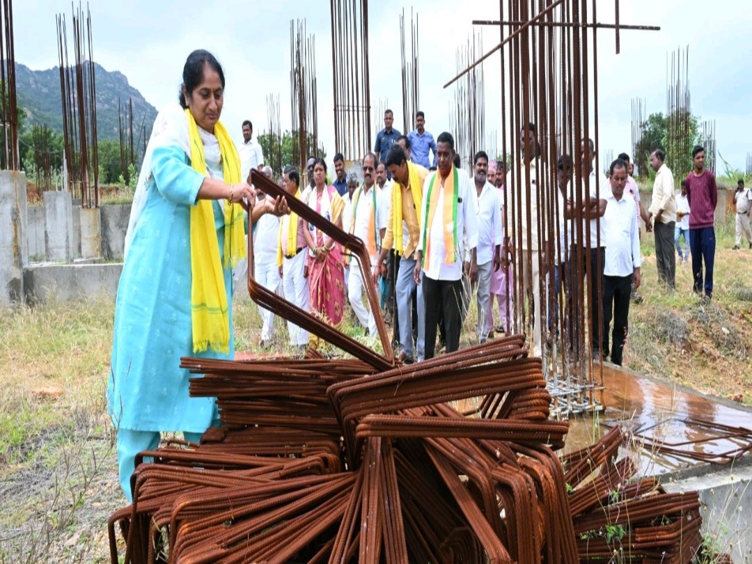 నిలిచిపోయిన మెడికల్ కళాశాలను పరిశీలించిన మంత్రి