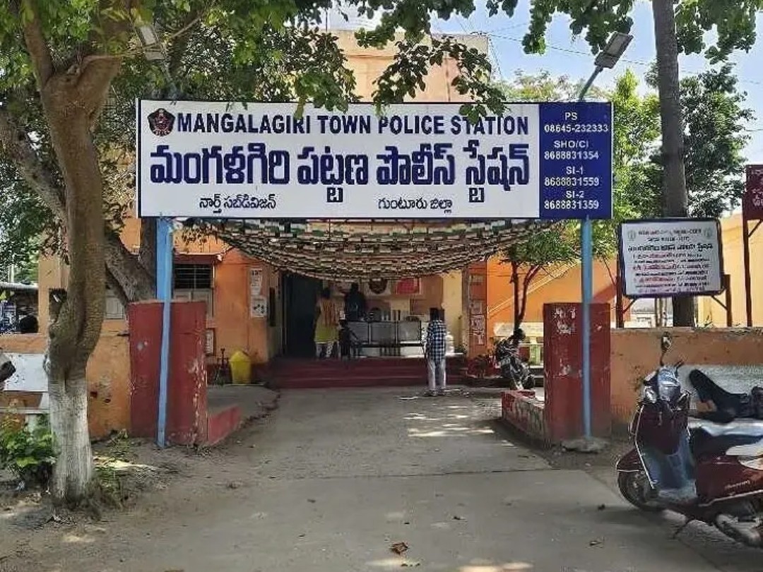 మంగళగిరిలో పేకాటరాయుళ్ల అరెస్ట్