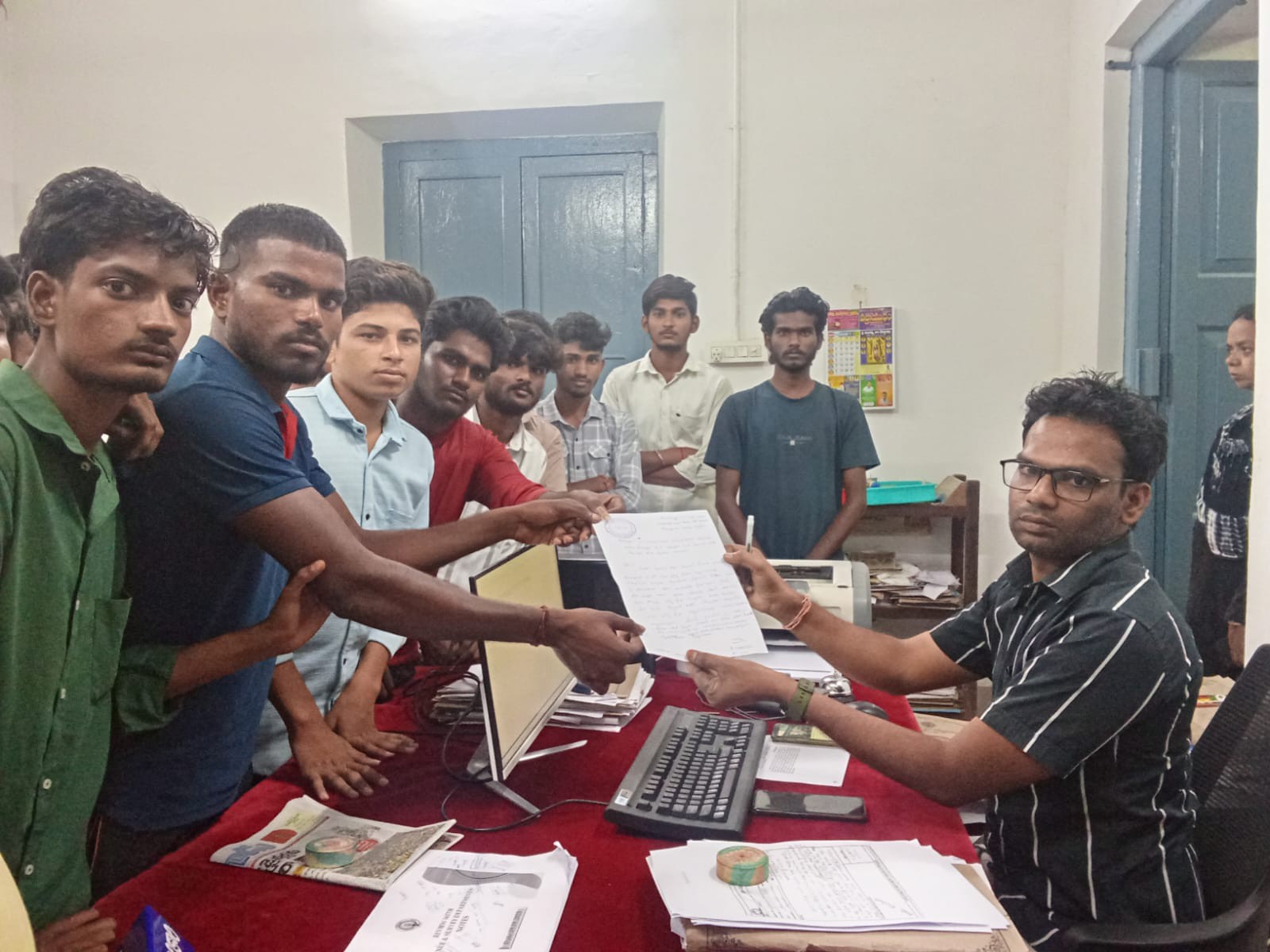 ఫీజులు కట్టాల్సిందే.. విద్యార్థులు ఆందోళన