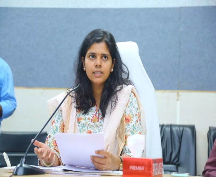 జ్వరాలపై ఆరోగ్యశాఖ అధికారులతో సమీక్ష