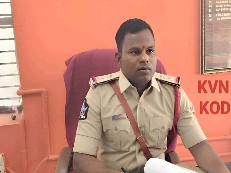 హంద్రీ నుంచి అక్రమ ఇసుక తరలింపు ట్రాక్టర్ పట్టివేత