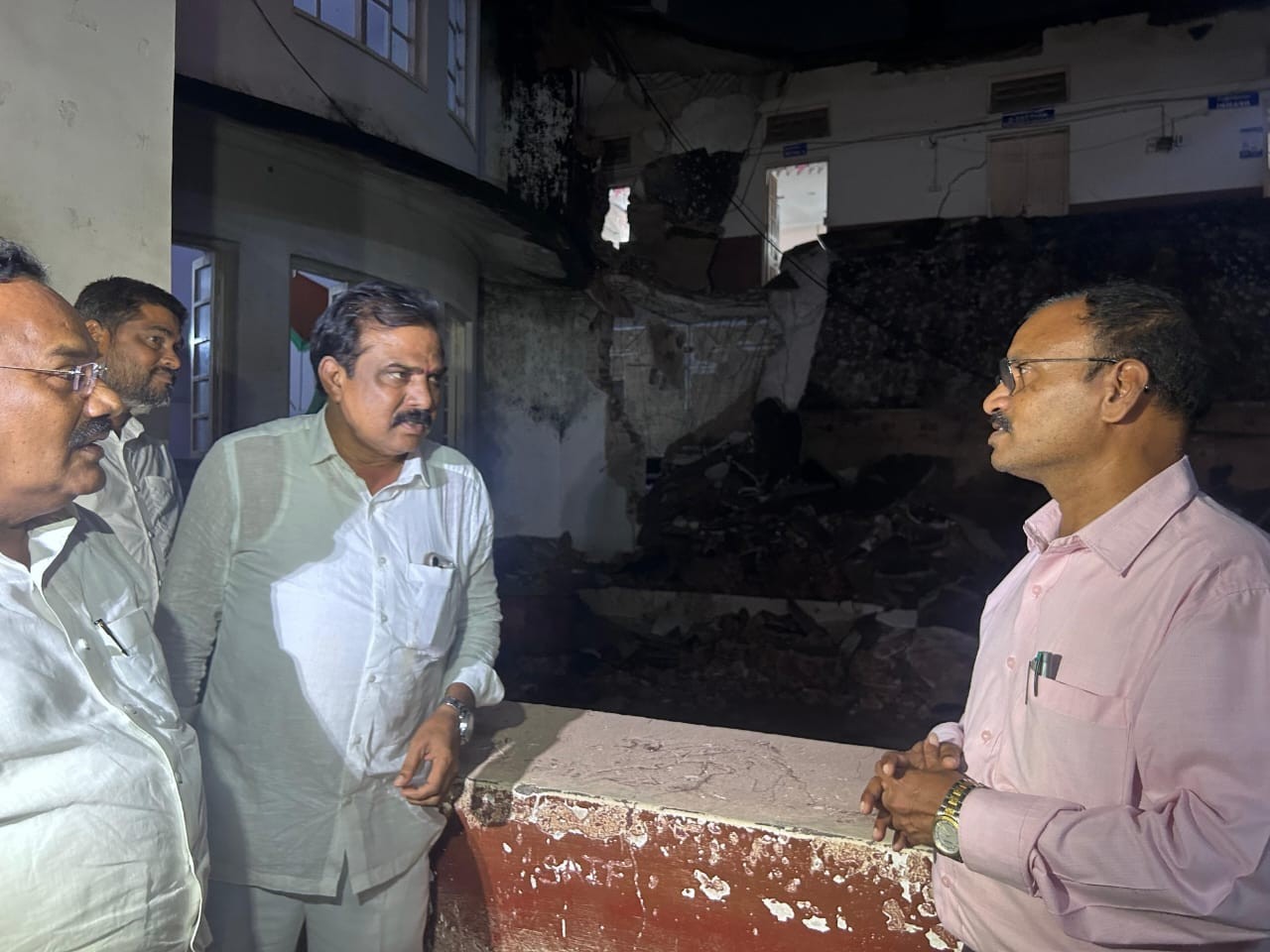 కూలిన కలెక్టరేట్ భవనాన్ని పరిశీలించిన ఎంపీ, ఎమ్మెల్యే
