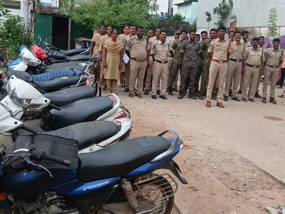 రికార్డులు లేని 13 మోటార్ వాహనాలు సీజ్