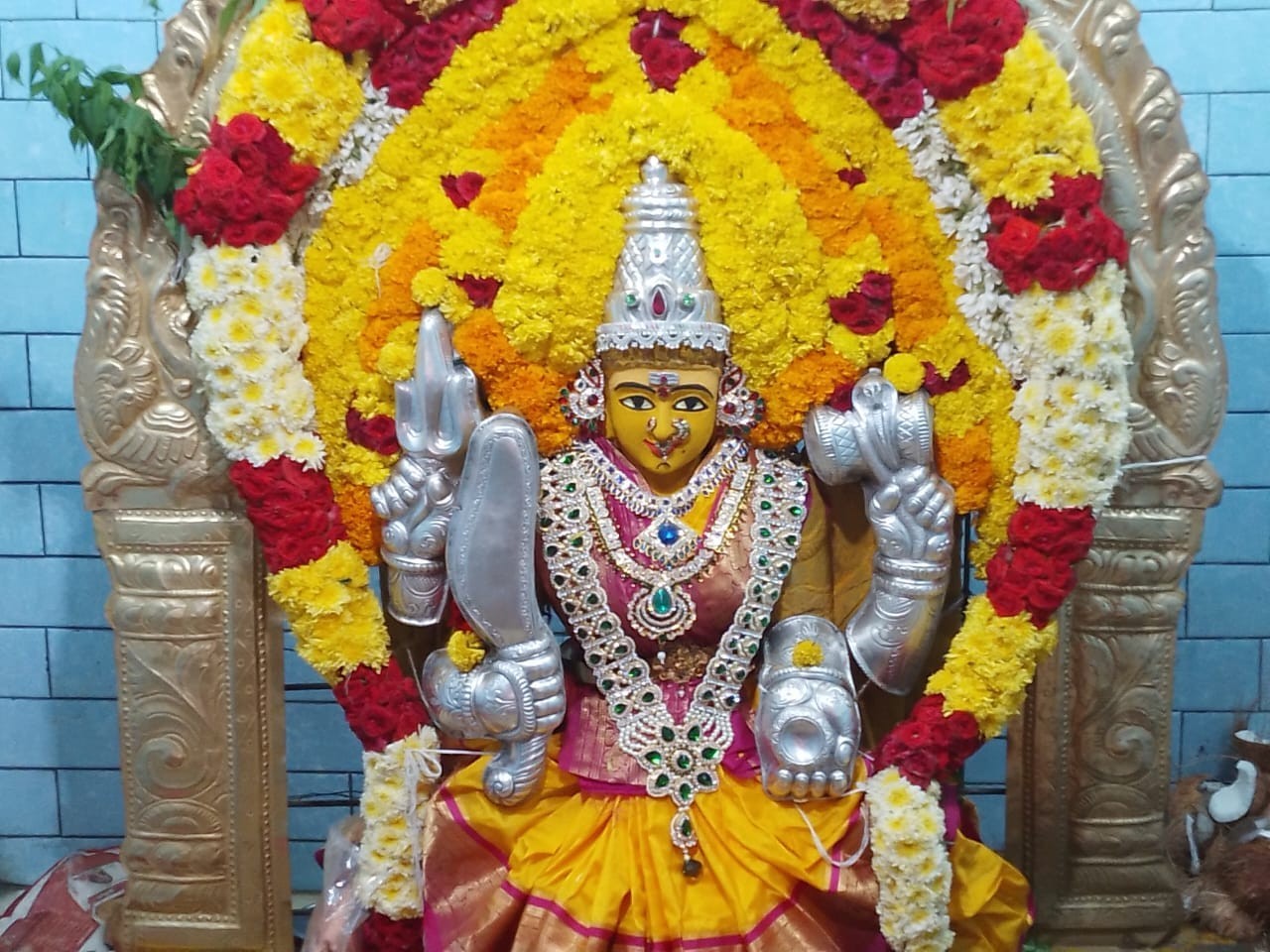 భక్తిశ్రద్ధలతో అమ్మవారికి పూజలు