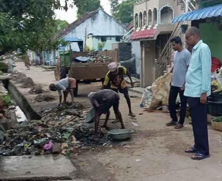 పారిశుద్ధ్య పనులను పరిశీలించిన ఎంపీడీఓ