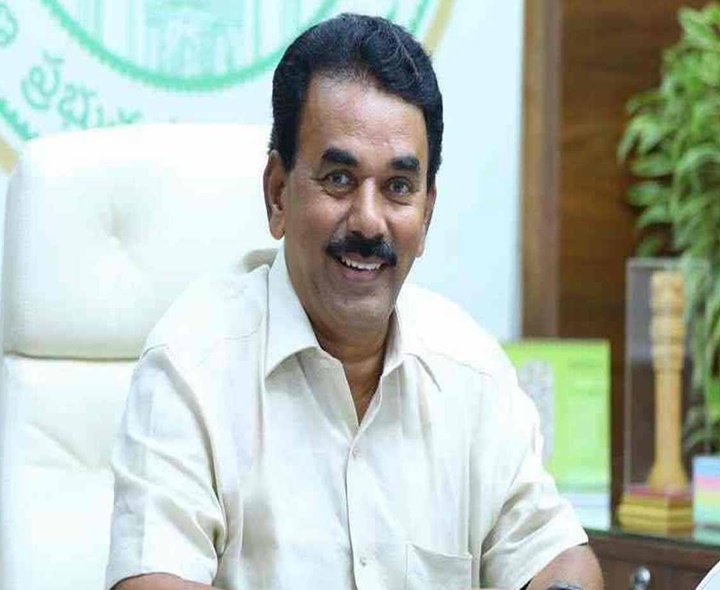 ఆత్మహత్యలేందుకు ఎదురుతిరిగి పోరాడాలి: మంత్రి