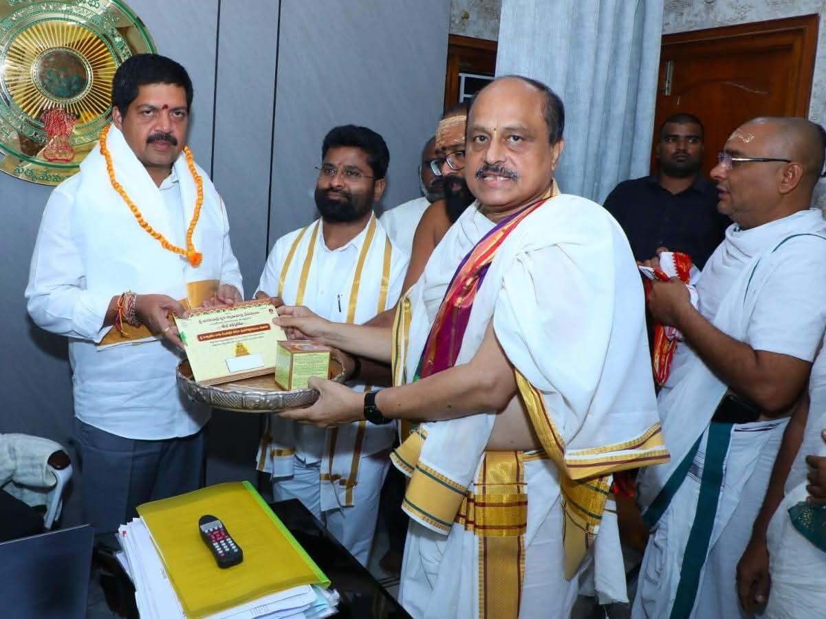 దసరా ఉత్సవాలకు మంత్రి రవీంద్రకు ఆహ్వానం