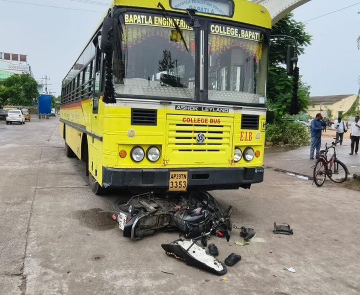 బైక్‌ను ఢీకొన్న బస్సు.. వ్యక్తికి గాయలు