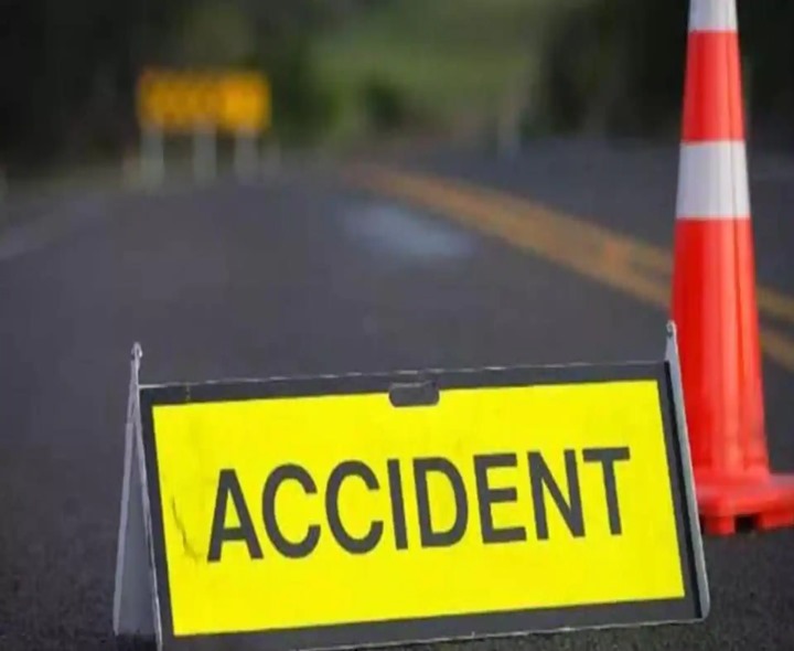 లోయలో పడిన బస్సు.. ఐదుగురు మృతి