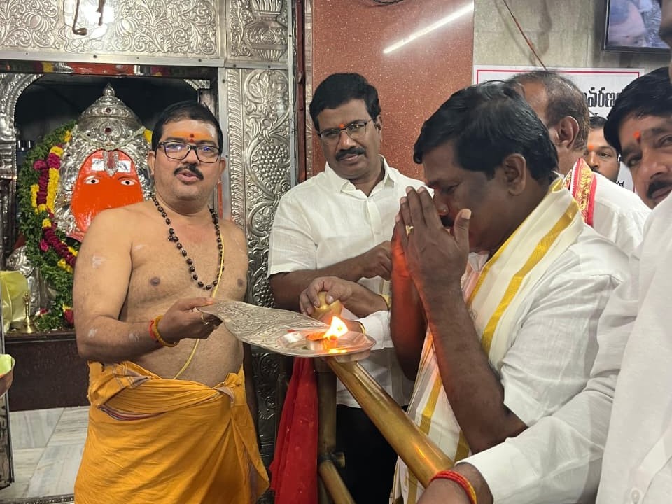 ఆంజనేయ స్వామిని దర్శించుకున్న ఎమ్మెల్యే