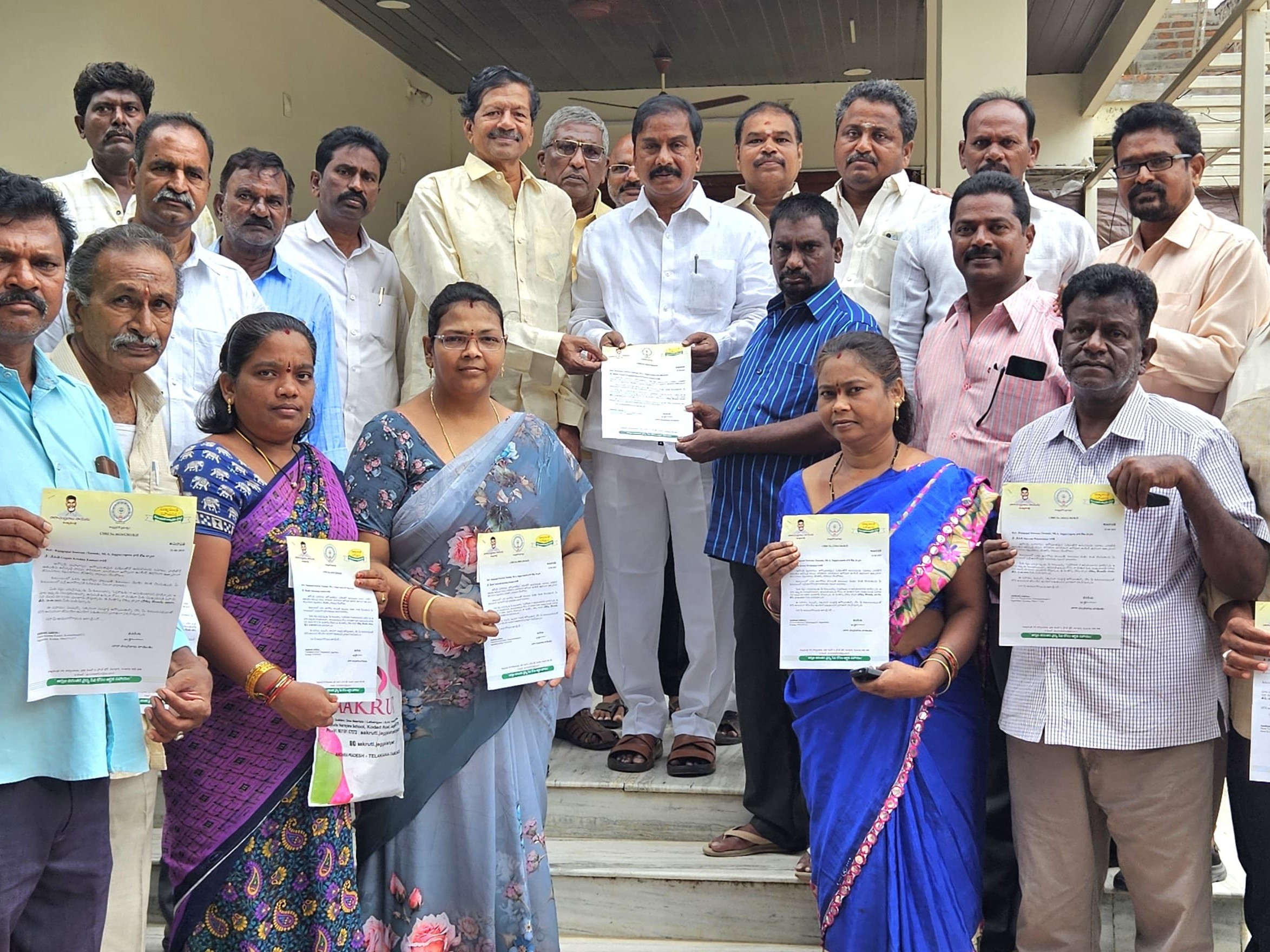 సీఎంఆర్‌ఎఫ్ చెక్కులను అందించిన ఎమ్మెల్యే శ్రీరాం