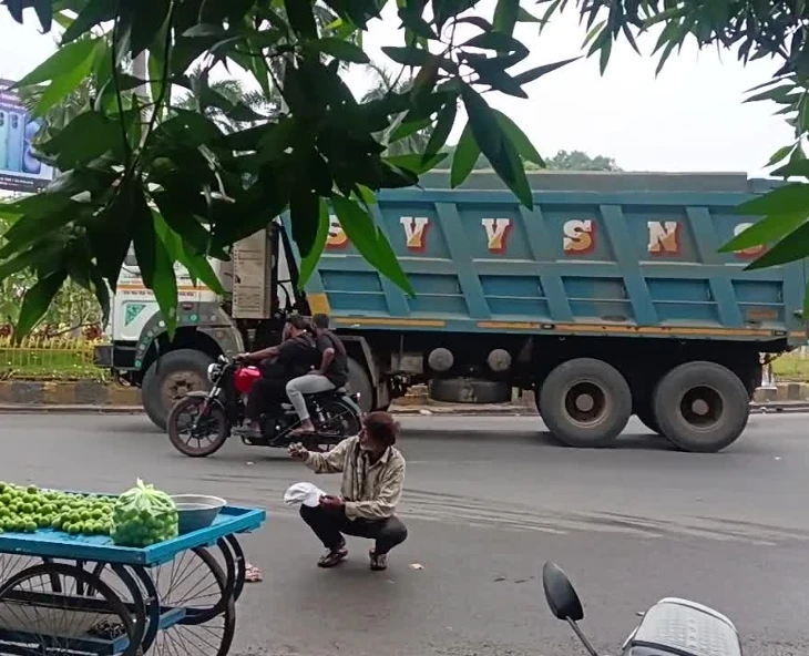 రోడ్డుపై మతిస్థిమితం లేని వ్యక్తి వీరంగం