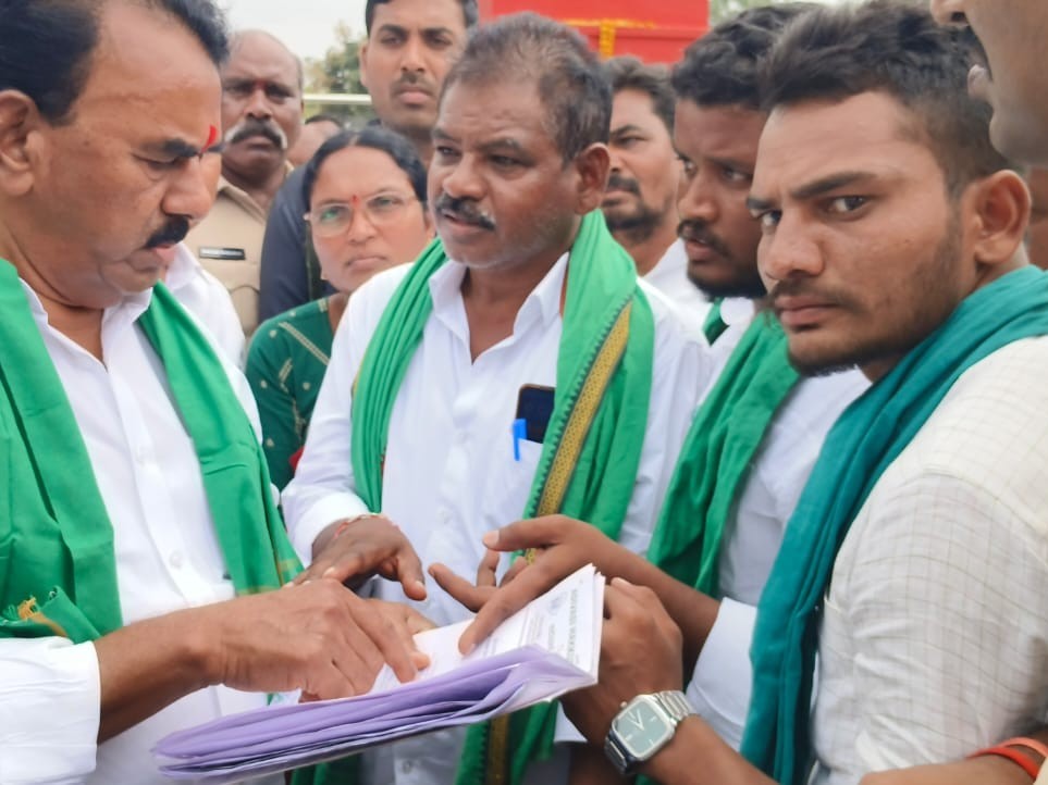 ‘లంబాడీలను ఎస్టీ జాబితా నుంచి తొలగించాలని మంత్రికి వినతి’