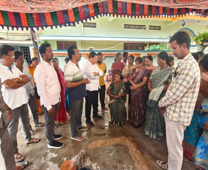 మాజీ కౌన్సిలర్ కుటుంబాన్ని పరామర్శించిన మాజీ ఎమ్మెల్యే