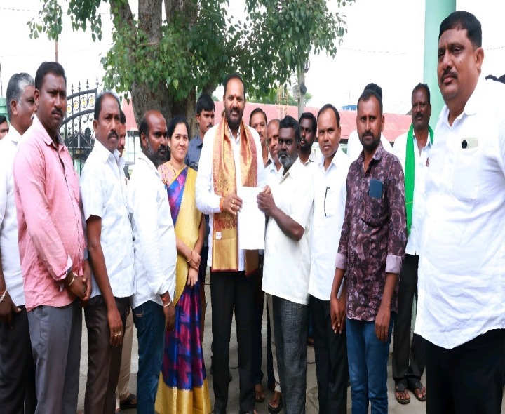 సీఎంఆర్ఎఫ్ ఎల్‌వోసీలను అందజేసిన ఎమ్మెల్యే