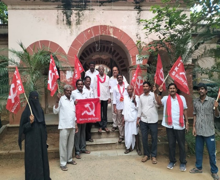 రైతులకు సరిపడా యూరియా అందించాలని ధర్నా
