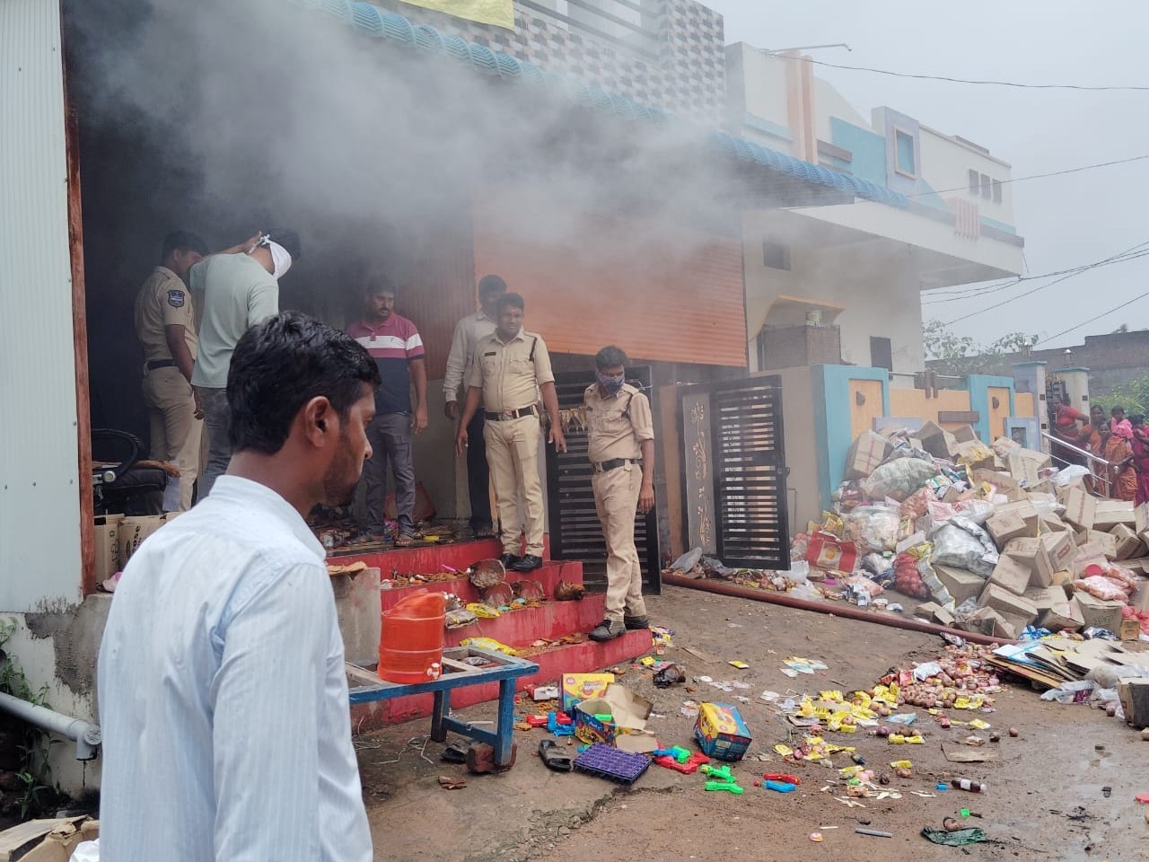 బేకరీలో అగ్ని ప్రమాదం.. తప్పిన ప్రమాదం