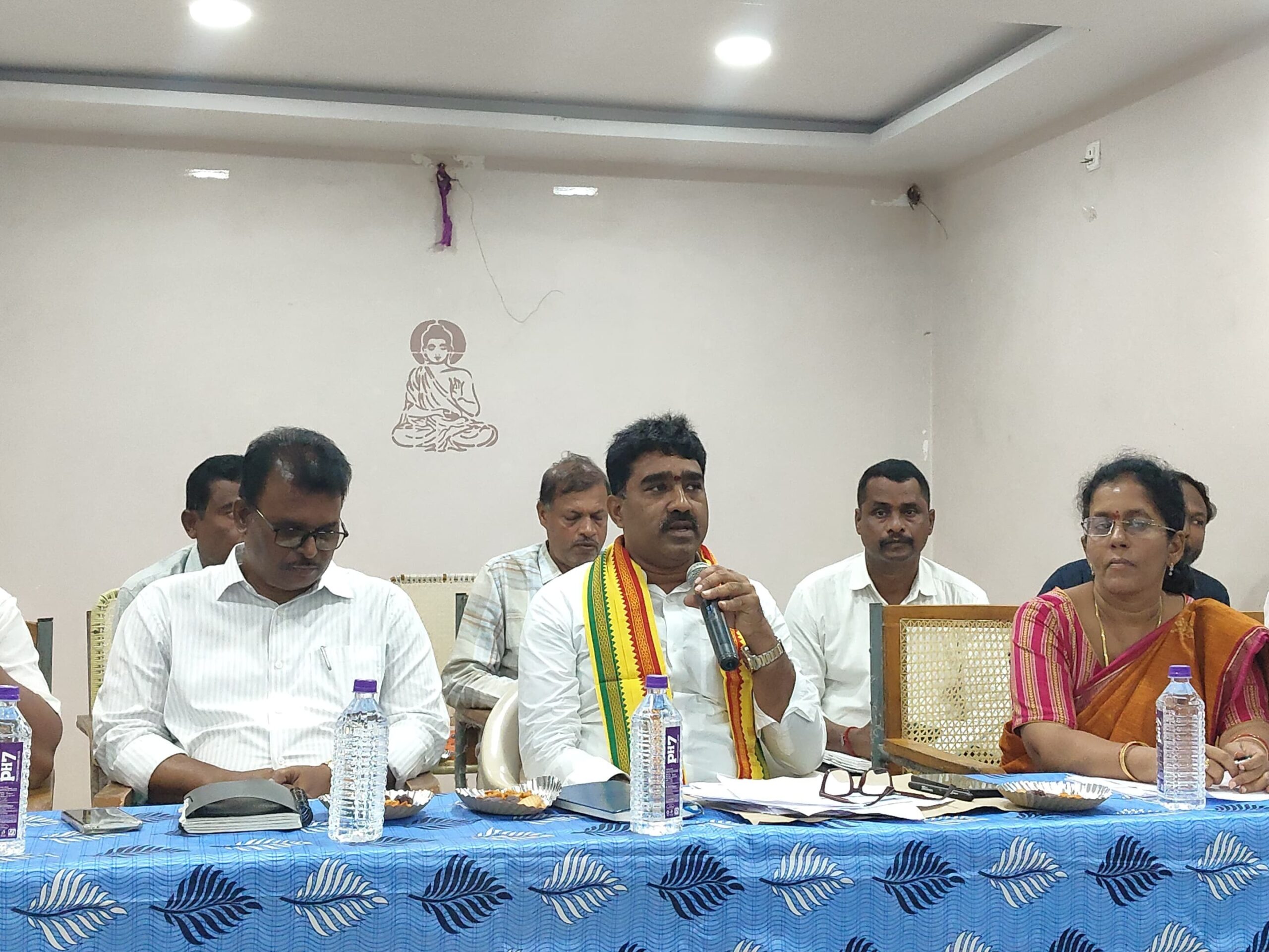 సచివాలయ సిబ్బంది చిత్తశుద్ధితో పనిచేయండి: ఎమ్మెల్యే