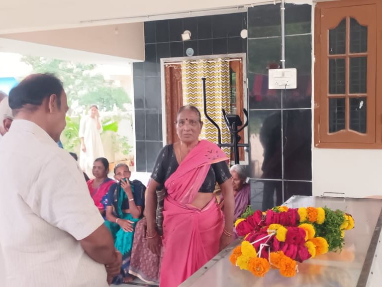 అగ్రికల్చర్ ఉద్యోగికి నివాళులర్పించిన ఎమ్మెల్యే