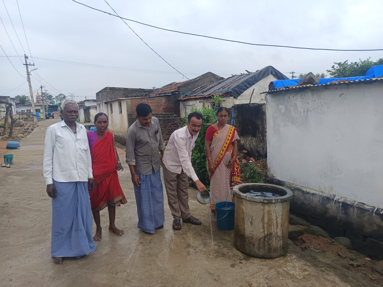పిచ్చిమొక్కలు ఎప్పటికప్పుడు తొలగించాలి: రవీందర్