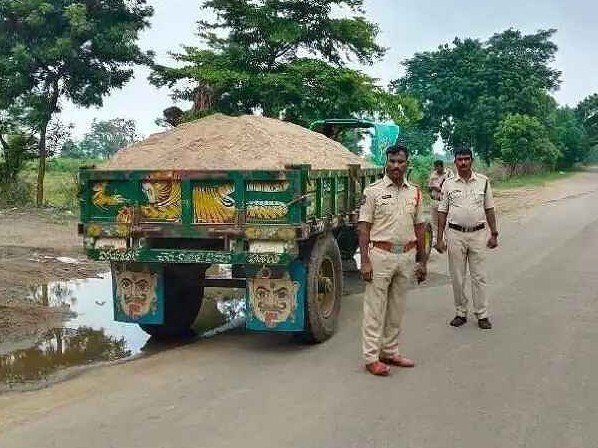 ఇసుక అక్రమ రవాణా చేస్తే కఠిన చర్యలు: ఎస్సై
