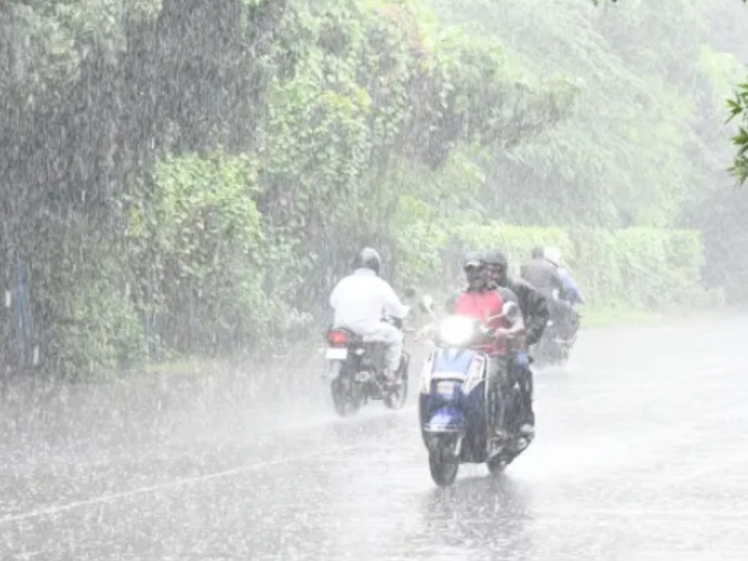 వర్షానికి రహదారులు జలమయం
