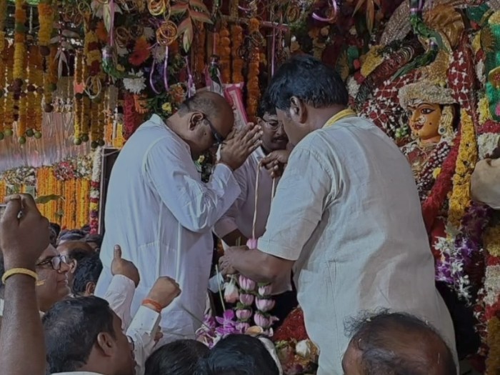 పోలేరమ్మ తల్లికి బంగారు హారం సమర్పించిన వెంకటగిరి యువరాజు