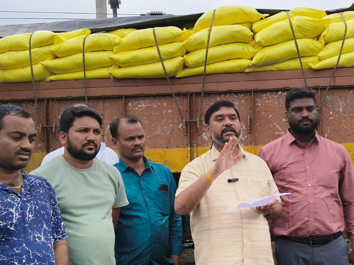 రెండు రోజుల్లో 1000 మెట్రిక్ టన్నుల యూరియా: MLA