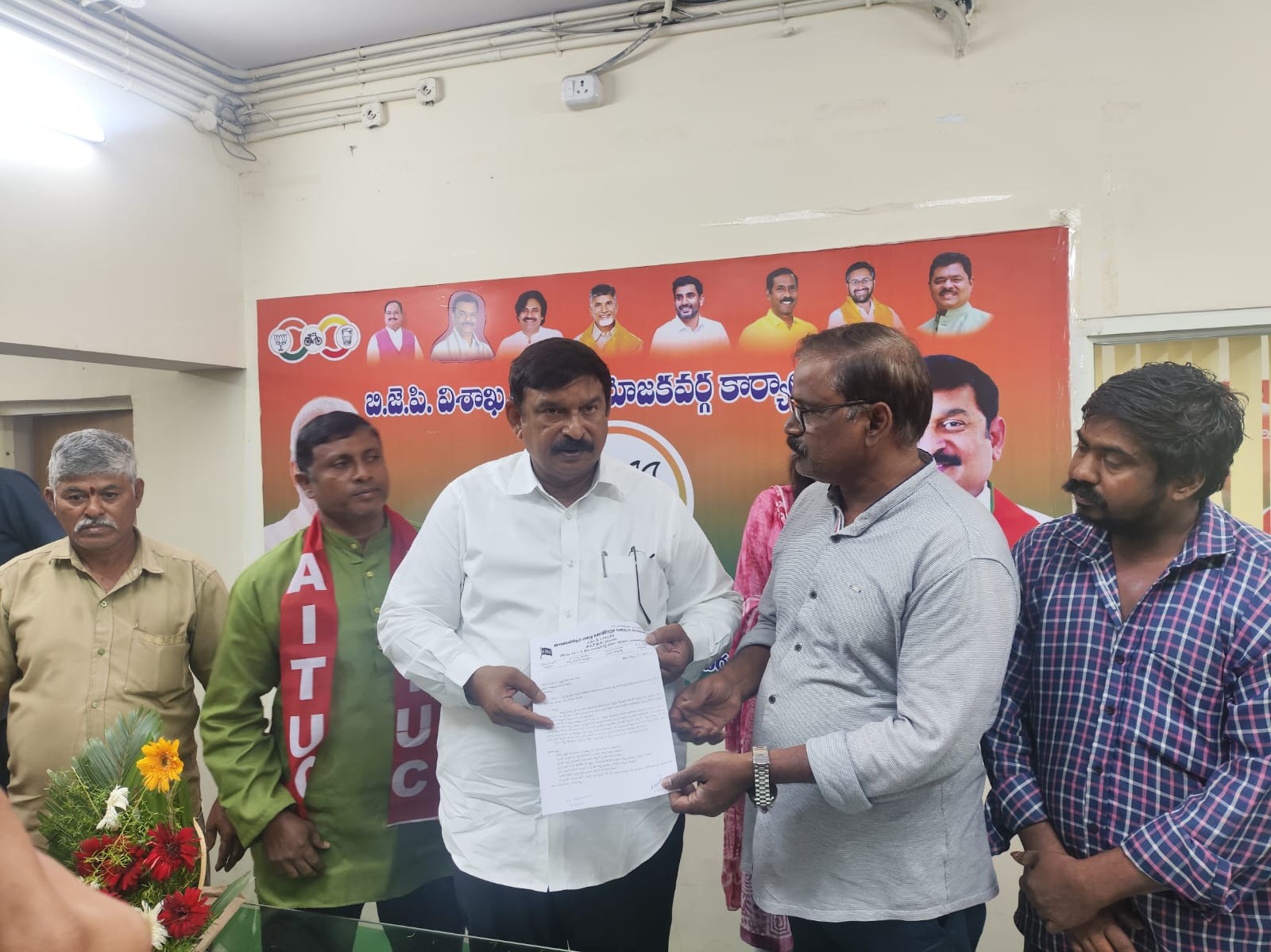 సమస్యలపై ఎమ్మెల్యేకు వినతిపత్రం
