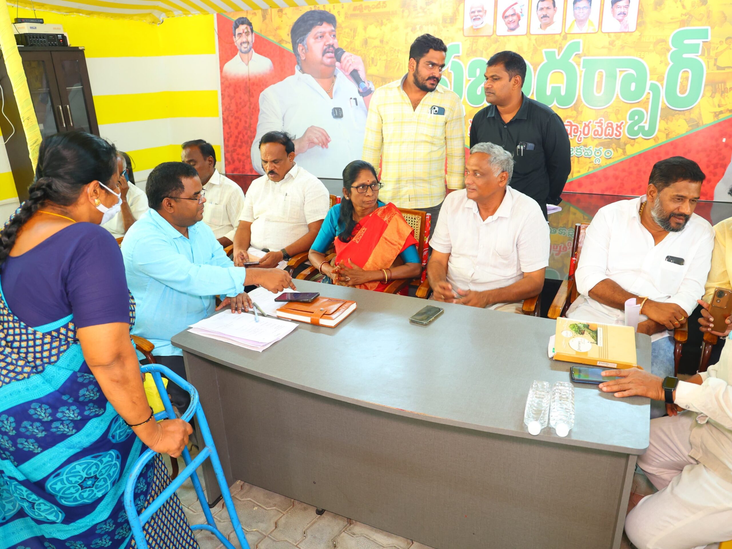 ‘ప్రజా సమస్యల పరిష్కారానికి అధిక ప్రాధాన్య ఇవ్వండి’