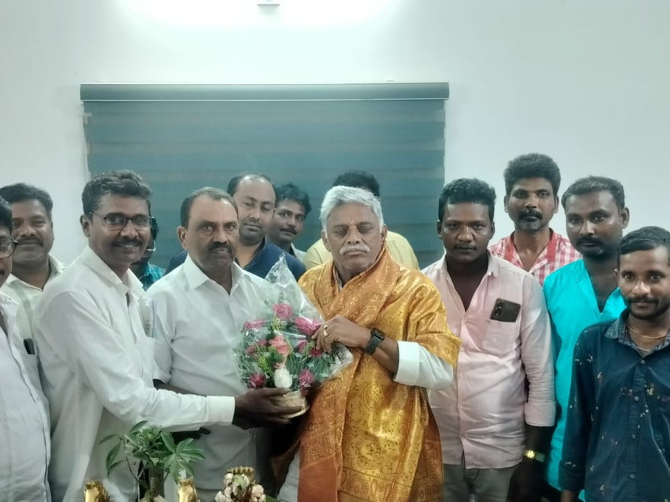 ఎమ్మెల్యే జ్యోతులను కలిసిన నూతన ఎంపీడీవో