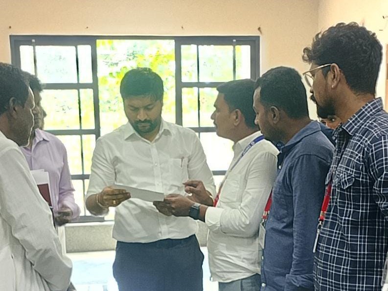 CRTల వేతనాలను వెంటనే విడుదల చేయాలి